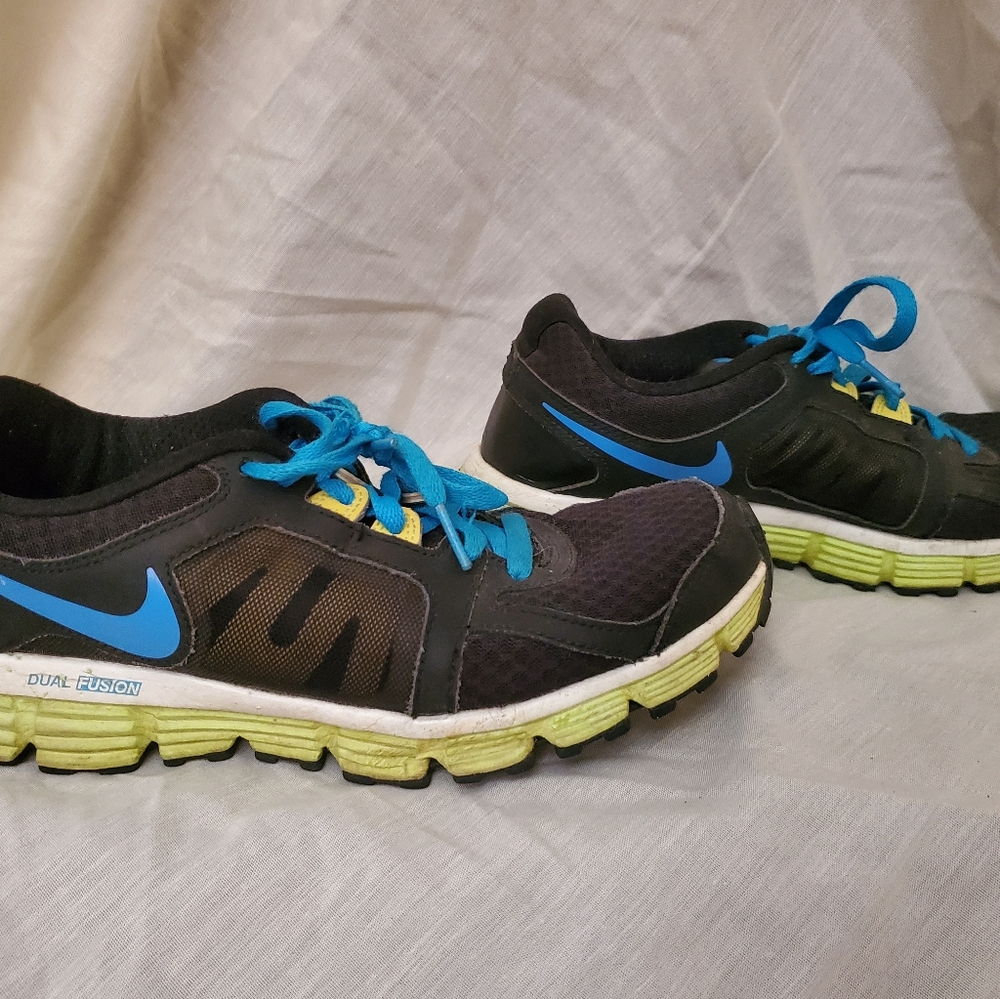 Nike Dual Fusion sneakers size 8.5